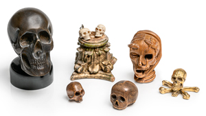 Lot 6323, Auction  117, Europäisch, 17.-19. Jh. Memento-Mori Konvolut aus sechsTotenschädeln und einem Wendekopf