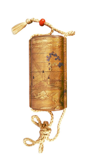 Lot 634, Auction  126, Inrô mit Flussszene, 8-teiliges Aufbewahrungs-Behältnis. Japanisches Holzgefäß mit Kinji-Goldlackgrund und Hiramakie in Gold, darstellend eine Brücke am Fluss mit einem Ruderer