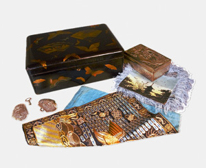 Los 689 - Konvolut asiatischer Raritäten - mit einer Lackschatulle, Metalldose, Gürtelschnalle, Seidenmalerei und einem chinesischen Rangabzeichen - 1 - thumb