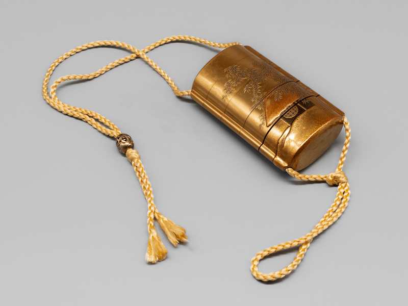 Lot 635, Auction  126, Inrô mit Goldrelief eines Greises mit Spatz, 5-teiliges Aufbewahrungs-Behältnis, signiert "Koryusai" (Umehara-Schule). Kinji-Goldlack mit Reliefdarstellung eines Märchenmotivs und Ojime-Perle