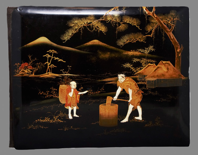 Lot 644, Auction  126, Japanische Lackeinbände, Zwei schwarze, reich verzierte Lackeinbände mit feiner Goldmalerei