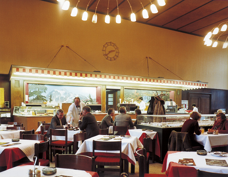 Lot 4155, Auction 126, Höfer, Candida, Wartesaal Düsseldorf